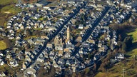 Luftbild: Die Innenstadt von Schmallenberg mit Sankt-Alexander-Kirche