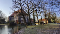 Ein Haus umringt von Fluss und Bäumen in Vorhelm, einem Ortsteil von Ahlen