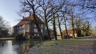 Ein Haus umringt von Fluss und Bäumen in Vorhelm, einem Ortsteil von Ahlen