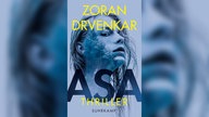 Buchcover: "Asa" von Zoran Drvenkar (Auf blauem Grund sieht man das Profil einer jungen Frau und verschwommene Tannen auf ihrer Wange)