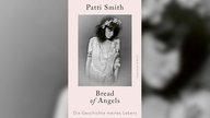 Buchcover: "Bread of Angels" von Patti Smith (auf einem rosafarbenen Einband ist eine schwarz-weiße Fotografie einer Frau in einem Kleid mit einem Blumenkranz auf dem Kopf abgebildet)