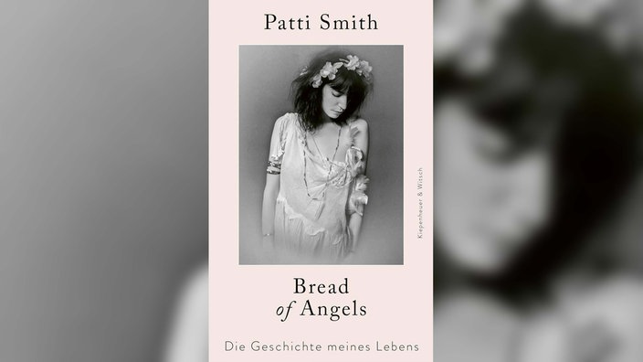 Buchcover: "Bread of Angels" von Patti Smith (auf einem rosafarbenen Einband ist eine schwarz-weiße Fotografie einer Frau in einem Kleid mit einem Blumenkranz auf dem Kopf abgebildet)