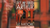 Buchcover: "Der andere Arthur" von Liz Moore. Ein roter New Yorker Hauseingang mit Treppenstufen vor der Tür. Davor befindet sich ein Kirschbaum mit rosa Blüten. 