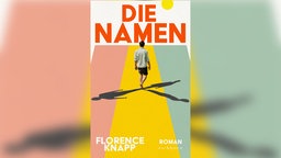 Buchcover: "Die Namen" von Florence Knapp. In der Mitte steht ein Mann mit weißem Hemd und kurzer, dunkler Hose. Der Mann hat drei Schatten in verschiedene Richtungen. Er läuft auf einem rosa-gelb-blauen Streifen.
