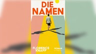 Buchcover: "Die Namen" von Florence Knapp. In der Mitte steht ein Mann mit weißem Hemd und kurzer, dunkler Hose. Der Mann hat drei Schatten in verschiedene Richtungen. Er läuft auf einem rosa-gelb-blauen Streifen.