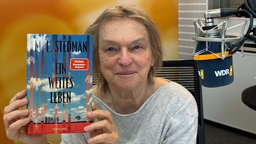 Elke Heidenreich im WDR 4-Studio mit dem Buch "Ein weites Leben" von M. L. Stedman in den Händen