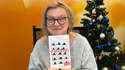 Elke Heidenreich im WDR 4-Studio mit dem Buch "Onigiri" von Yuko Kuhn