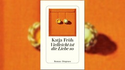 Buchcover: "Vielleicht ist die Liebe so" von Katja Früh (zwei goldumrandete Perlenohrstecker in einer orangefarbenden Schmuckschatulle von oben zu sehen, wobei der linke Ohrstecker nur als Fassung und ohne Perle ist)