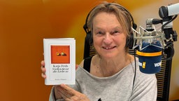 Elke Heidenreich im WDR 4-Studio mit dem Buch "Vielleicht ist die Liebe so" von Katja Früh