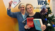 Elke Heidenreich und Heike Knispel im WDR 4-Studio mit den sechs Weihnachtsbüchern 
