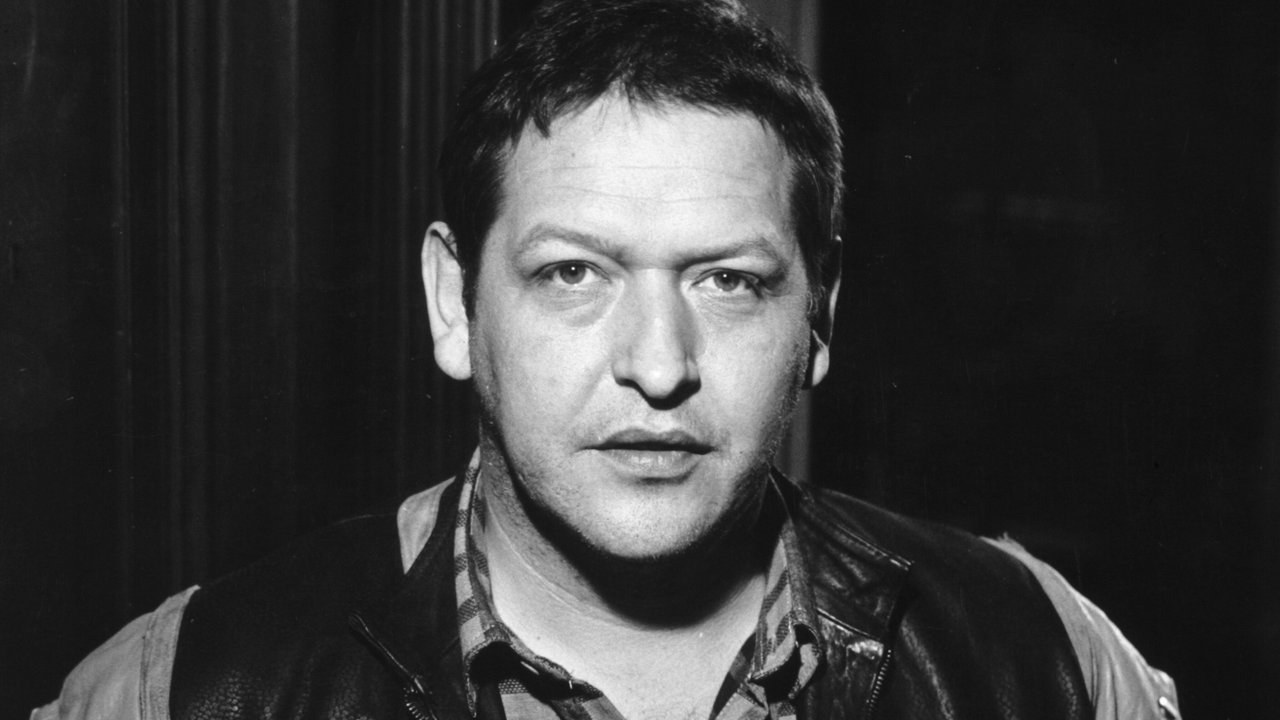 Schwarz-weiß-Aufnahme von Diether Krebs vor dunklem Hintergrund (1985)