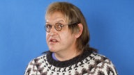 Diether Krebs als Martin mit Norwegerpullover, Perücke und Brille