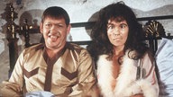 Diether Krebs und Iris Berben in einem Sketch im Bett
