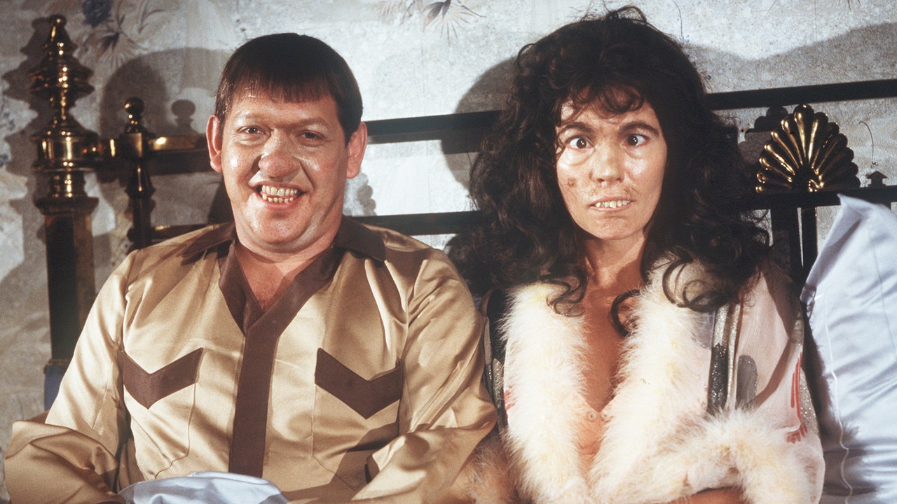 Diether Krebs und Iris Berben in einem Sketch im Bett
