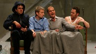 Bastian Pastewka, Michael Kessler, Christoph Maria Herbst und Jürgen Tonkel sitzen 2005 in der Komödie "Männerhort" im Theater am Kurfürstendamm auf einem Sofa