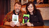 Host Jürgen von der Lippe mit seinem Gast, der Moderatorin Katrin Bauerfeind, in einer Ausstrahlung von "Was liest Du?" 2010