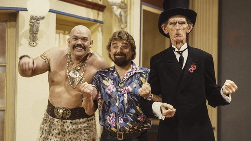 Frank Schmidt (als Dr. Klinker-Emden), Jürgen von der Lippe und Andreas Kovac-Zemen ("Chappy, der Vollstrecker") stehen bei einer Folge der Fernsehsendung "Donnerlippchen" im Studio
