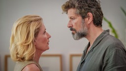 Eine Szene des Films "Bis zur Wahrheit": Martina (Maria Furtwängler) und ihr Ehemann Andi (Pasquale Aleardi) stehen sich gegenüber
