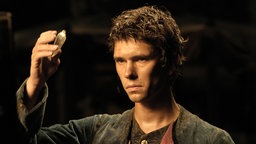 Eine Szene des Films "Das Parfum": Jean-Baptiste Grenouille (gespielt von Ben Wishaw) hält eine Phiole mit Parfüm hoch und schaut sie an. 