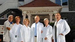 Die Schauspieler Christian Kohlund, Alexander Wussow, Gaby Dohm, Klausjürgen Wussow, Eva Habermann und Sascha Hehn in Arztkitteln am Set der Schwarzwaldklinik. 