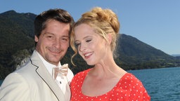 Die Schauspieler Diana Amft und Fritz Karl posieren am 25.09.2012 in St. Gilgen am Wolfgangsee während der Drehpause zum Kinofilm "Im weißen Rössl".