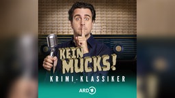 Bastian Pastewka vor einem alten Radio mit Mikrophon in der Hand und Zeigefinger vor den geschlossenen Lippen. Dazu die Aufschrift "Kein Mucks! Krimi-Klassiker" mit ARD-Logo