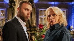 Bild zu der Serie "Kroymann": Der Bachelor (Filip Pavlovic) und Maren Kroymann in einer Szene der neuen Staffel "Kroymann", die am 22.08.2025 im WDR gezeigt werden soll.