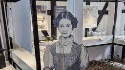 Eine Pappfrau steht im Nadelmuseum in Iserlohn