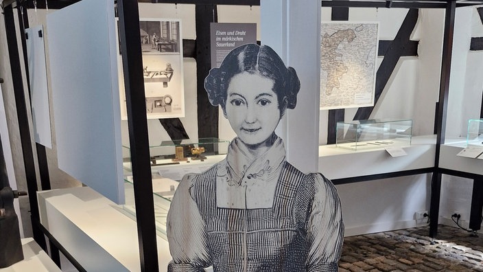 Eine Pappfrau steht im Nadelmuseum in Iserlohn