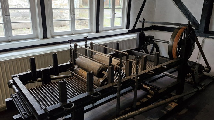 Eine große Nähmaschine steht im Nadelmuseum in Iserlohn