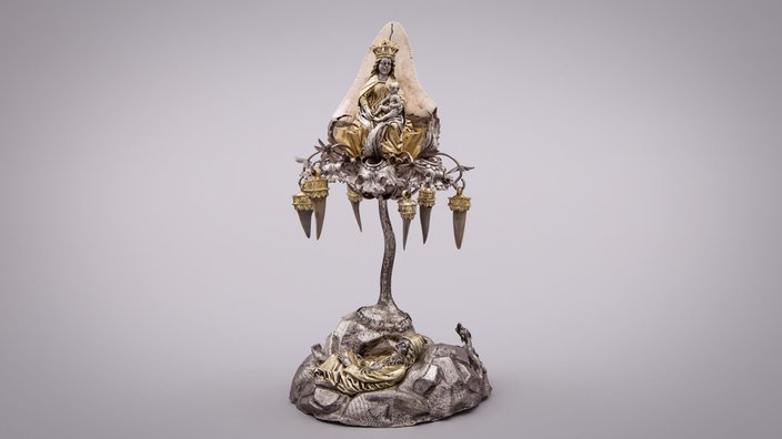 Ein Natternbaum aus dem 15. Jahrhundert: Eine Marienfigur sitzt auf einem Baum mit einem schlanken Stamm.Die Äste des Baumes sind bei genauerer Betrachtung Haifischzähne.