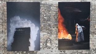 Zwei Fotos der Kohle-Ausstellung vor einer Steinwand