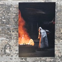 Zwei Fotos der Kohle-Ausstellung vor einer Steinwand