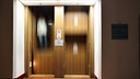 Ein Paternoster-Aufzug, der gerade in Bewegung ist. 