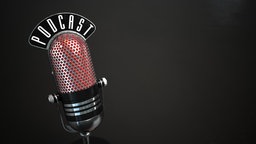 Ein Mikrofon mit der Aufschrift "Podcast"