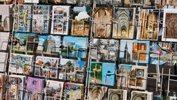 Ein großer Postkartenständer mit verschiedenen Postkarten