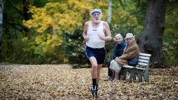 Dieter Hallervorden laufend im Wald als Marathonläufer Paul Averhoff in dem Film "Sein letztes Rennen"