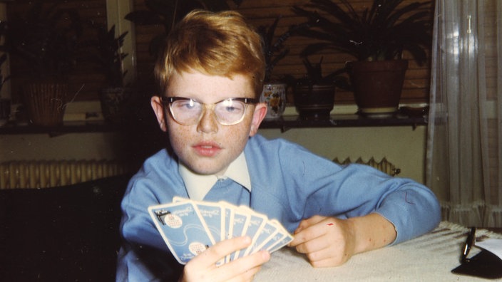 Ende der 60er Jahre: Ein Junge spielt Skat