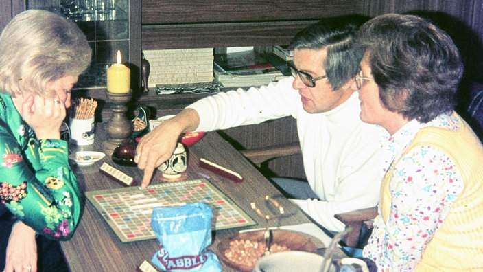 Zwei Frauen und ein Mann spielen Scrabble (70er Jahre)
