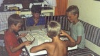 Vier Jungen spielen Rummikub (80er Jahre)