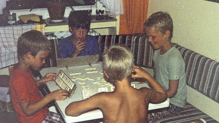 Vier Jungen spielen Rummikub (80er Jahre)
