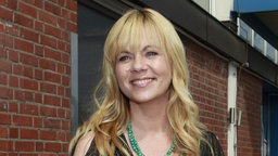 Julia Leischik, freundlich lächelnd.