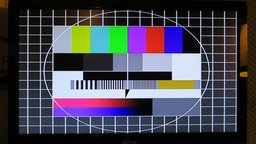 Ein Testbild wird auf einem Fernseher gezeigt