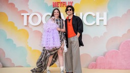 Die Schauspieler Megan Stalter and Will Sharpe stehen vor einer Wand mit der Aufschrift "Netflix: Too Much" bei der Premiere der gleichnamigen Serie