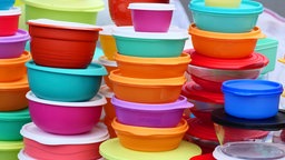 Bunte Dosen von Tupperware sind in mehreren Reihen aufgestapelt