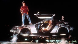 Szene aus dem Film "Zurück in die Zukunft": Schauspieler Michael J. Fox und Christopher Lloyd mit dem Zeitreise-Auto