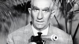 Szene aus dem Spielfilm "Fantomas": Inspektor Juve (Louis de Funès) hält einen Revolver in der Hand