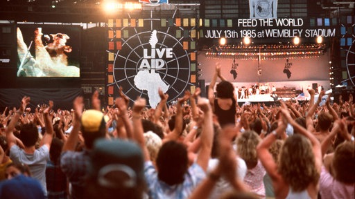 Die Fans jubeln während des Auftritts von "Queen"-Sänger Freddie Mercury beim Live-Aid-Konzert in London 1985