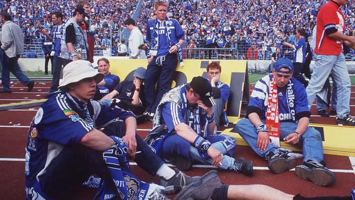 Enttäuschte Schalke Fans beim Bundesligafinale im Jahr 2001