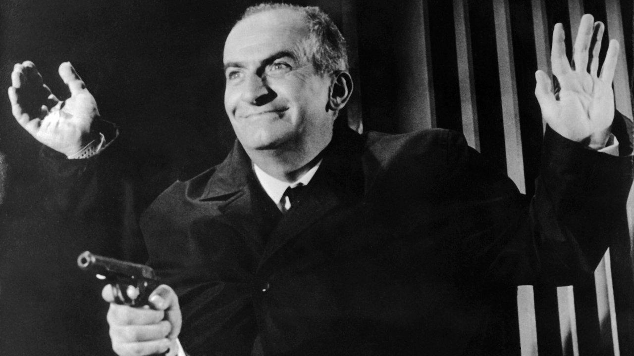 Louis de Funès mit erhobenen Händen als Inspektor Juve in "Fantomas", eine dritte Hand mit Revolver kommt aus seinem Mantel